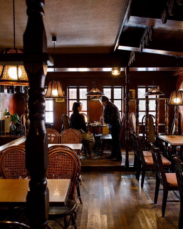 木枠の窓も素敵な2階席はゆったりした空間。ステンドグラスの照明が優美な1階席もいい。