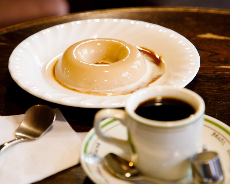 ジジロアセット800円はビターなストロング珈琲と。