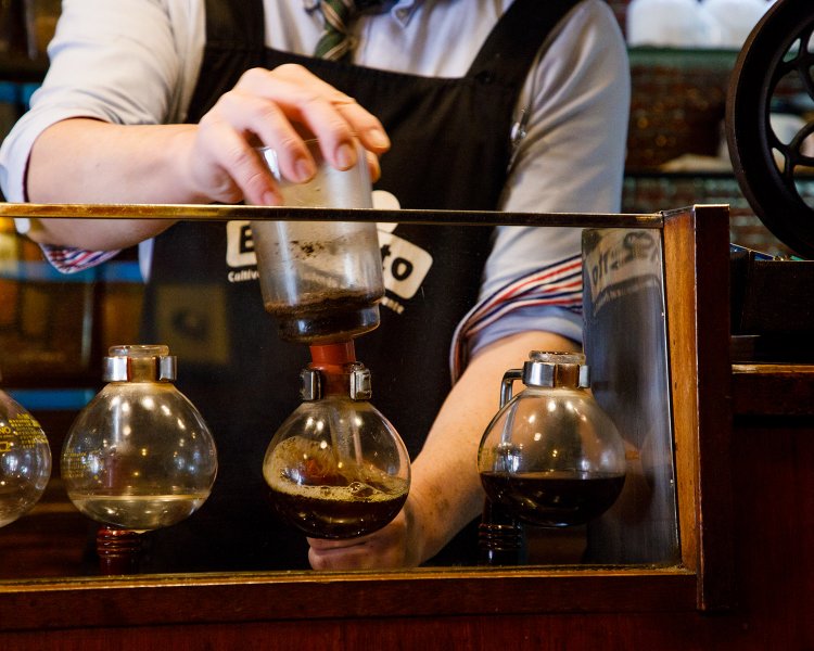 ストレートコーヒー580円～はサイフォンで、ブレンドはネルドリップで淹れる。