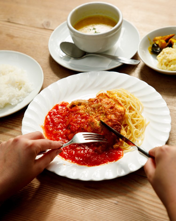 日替わりランチ1000円は肉と魚の2種を用意。サラダとスープ、パンかライス付き。この日は卵と小麦粉を付けて焼いたハーブチキン。