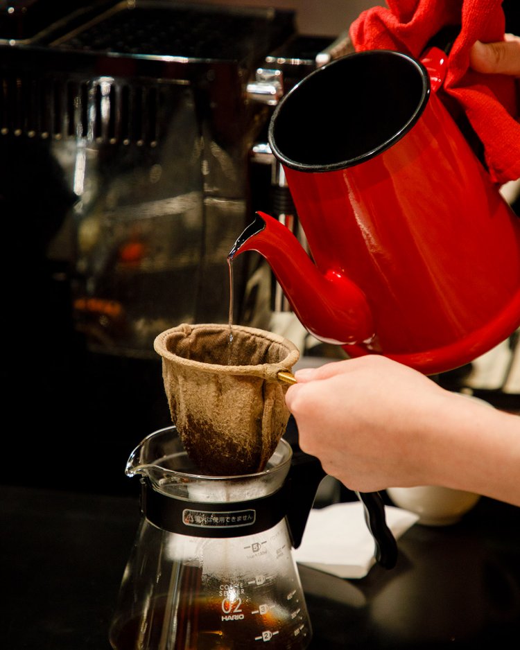 メニューはドリンクのみ。阿佐ケ谷『カフェドゥワゾー』の豆をネルドリップするコーヒー900円はコクと旨味深し。