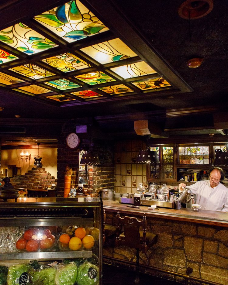 店を始める前からあったというステンドグラスが印象的。ライトも愛らしく、昭和エレガントな趣だ。