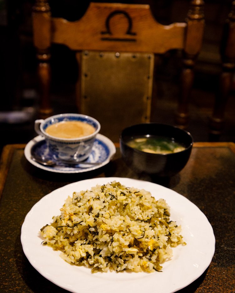 高菜たっぷりで、やさしい旨味の高菜ピラフ850円とブレンド480円。17時まではセット980円。