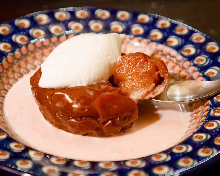 秋冬限定の焼きりんご750円。