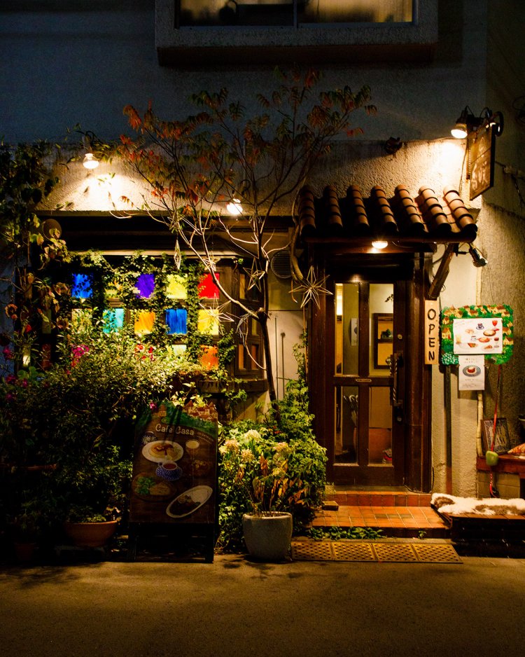 ペインターのご主人ジョナサン・ヒーバートさんがガラスを入れ、テラス席を設け、と店構えを改造中。