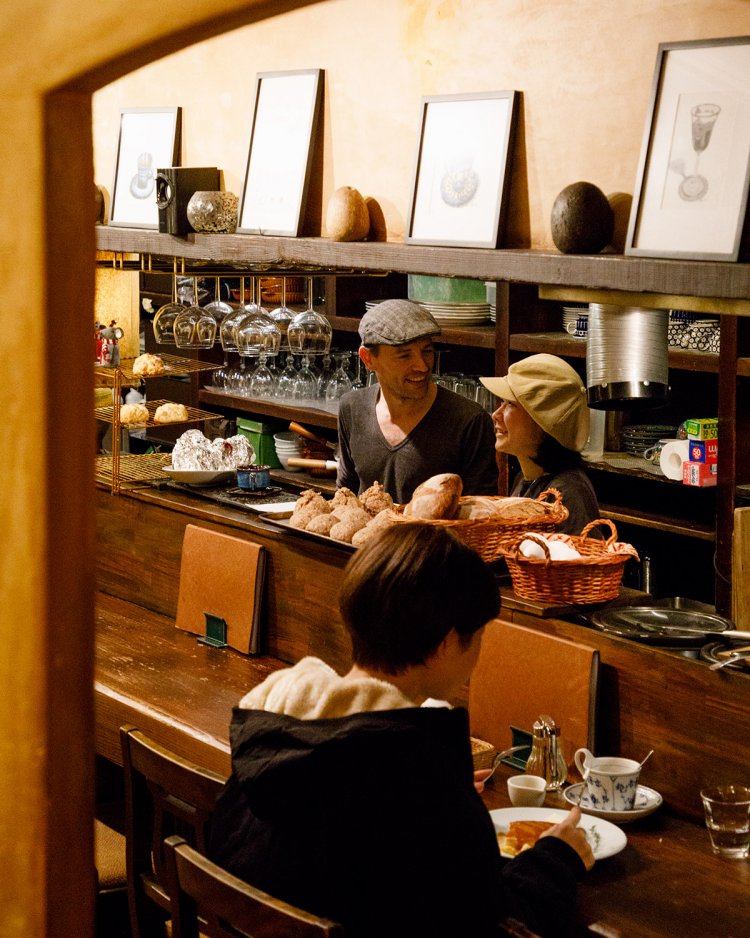 愛さんと、メニューの絵も描くご主人。