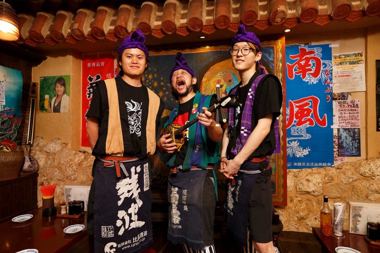 おすすめしてくれたのは、スタッフの灰タローさん（写真中央）。