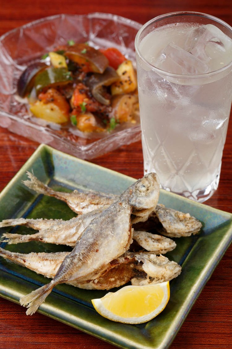 今日の一品は、豆アジとペッパーキャビアの唐揚げ、ラタトゥイユ。共に600円。仏手柑酒ソーダ割600円。