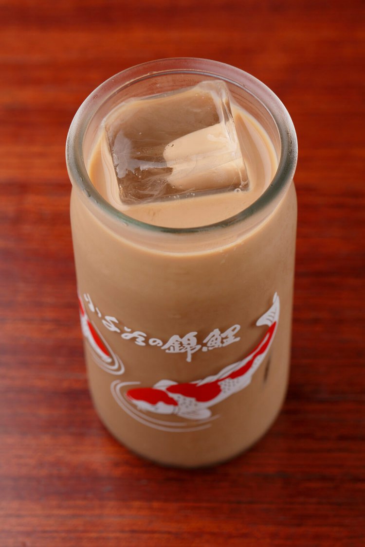 痺れるチャイ（アイス）500円。痺れの素はネパールの山椒。茶葉はアッサム、甘みは黒糖とキビ砂糖で。