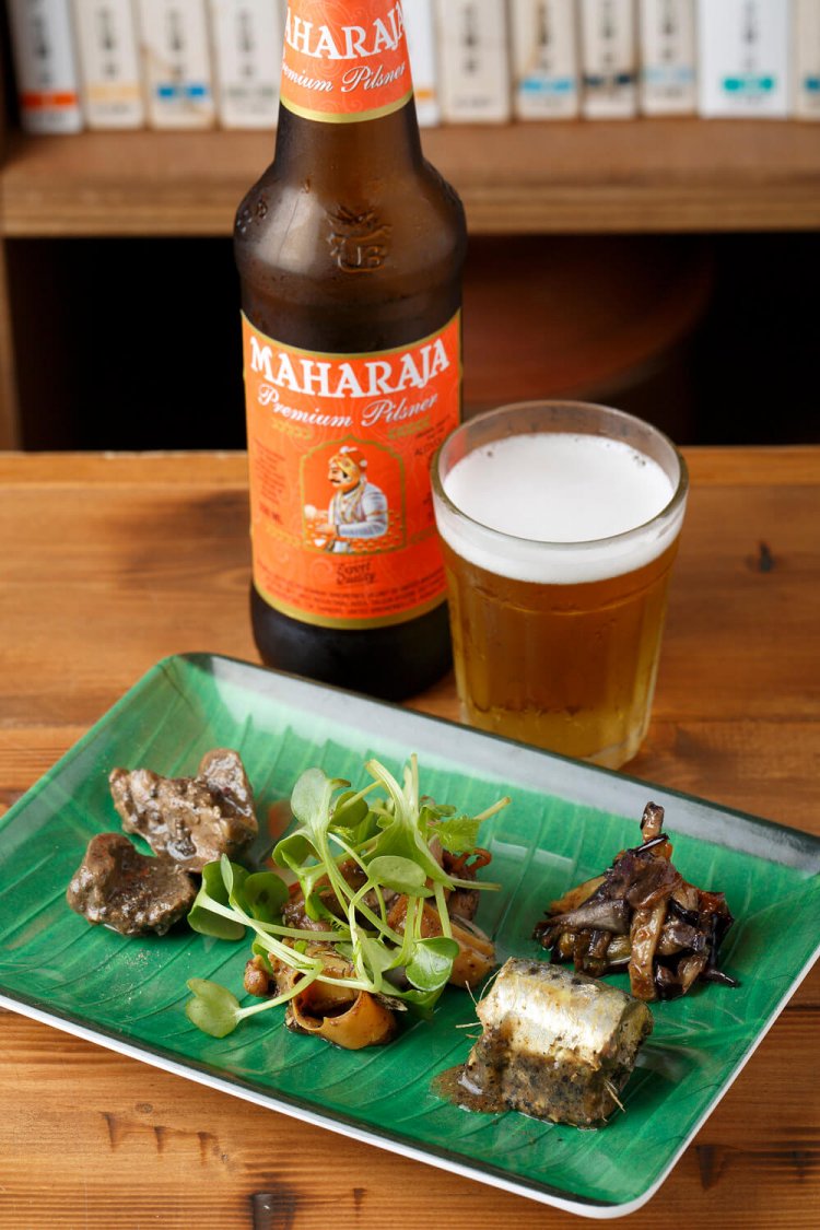 スリランカ前菜盛り1100円とインドのビール880円。ワインや果実酒も充実。