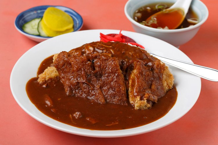 カツカレー880円。濃厚な旨味が魅力。