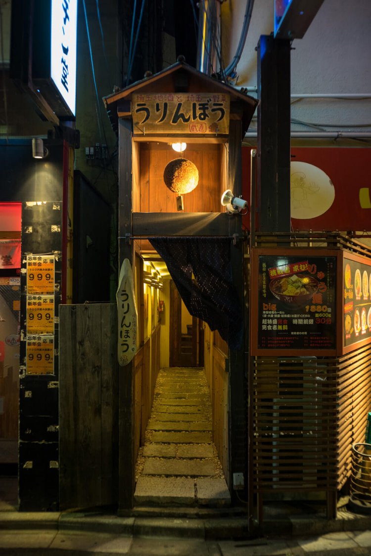 三角屋根の入り口と杉玉が目印。