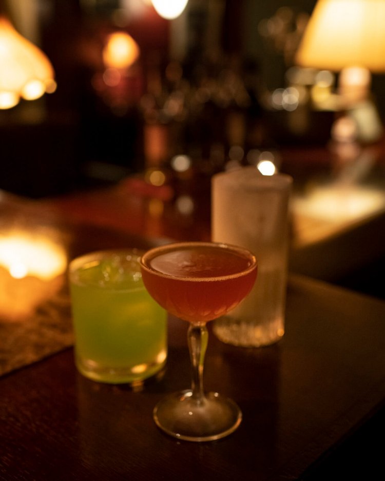 手前から、梅酒とスロージンの梅香るカクテル1430円。柚子と抹茶のロングカクテル。牛乳入りの東京会館フィズ。各1320 円。