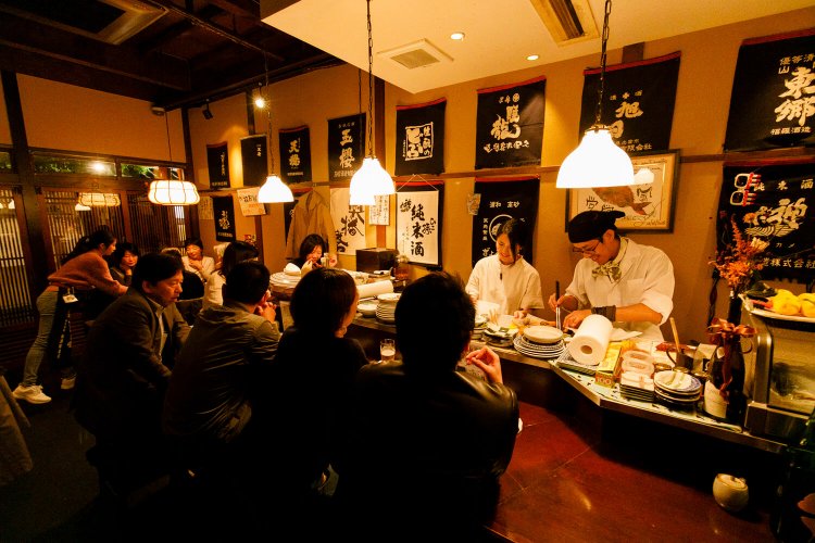 1階（写真）と2階で全36席。