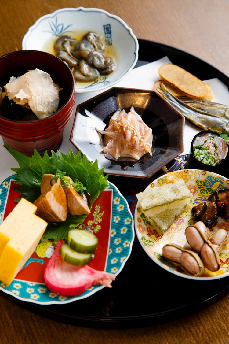 イカ軟骨の塩辛（中央）など11～12種の肴が彩るちびり盛り合せ1706円