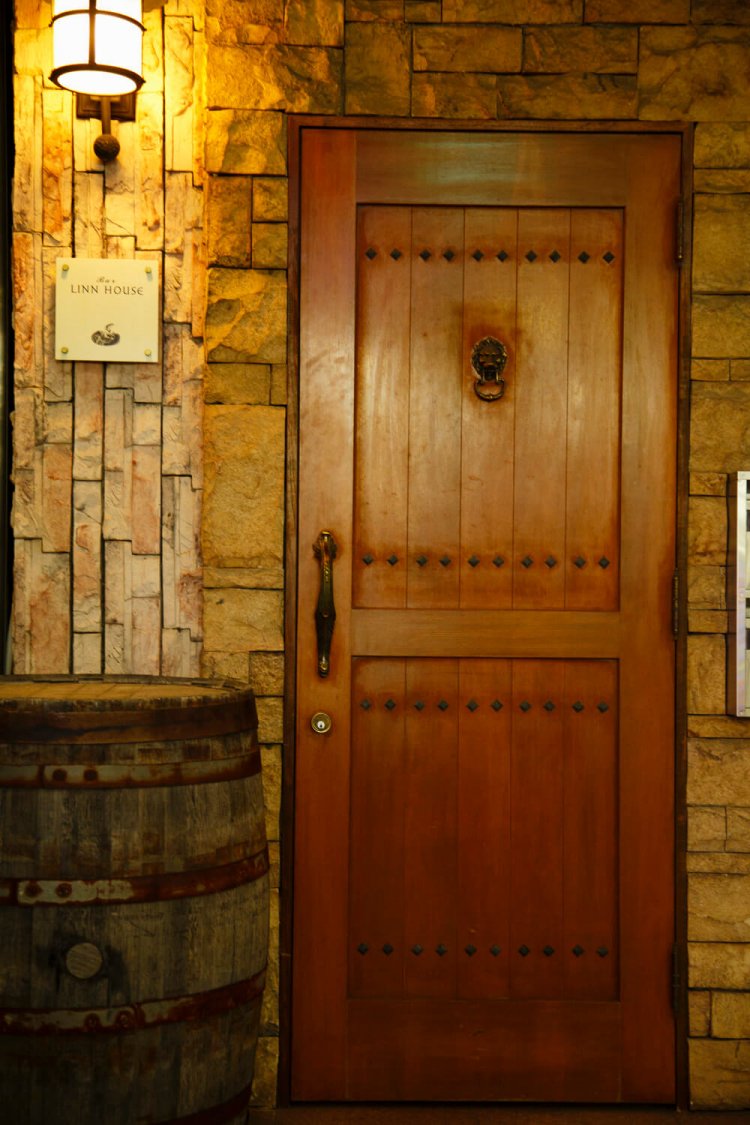 大きな樽が目印だ。