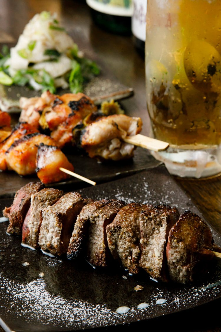 手前のレバーやあぶらみそ串など串ものは大体160円。エンガワと九条ネギのタルタル500円。生ホッピー450円。