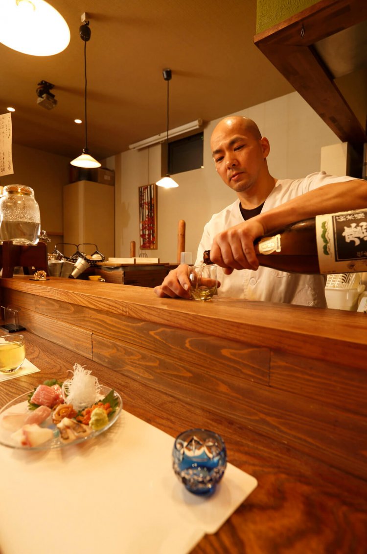 坂本さん夫婦で切り盛り。地酒は常時11種ほど。