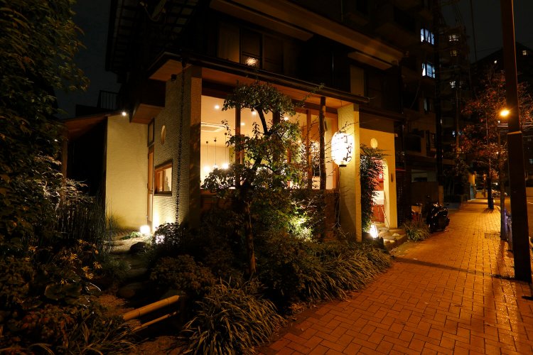 閑静な住宅地にある。