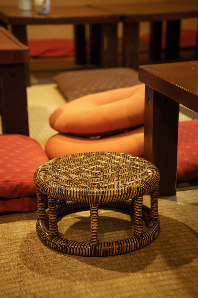 膝や腰に優しい籐製の丸椅子も。