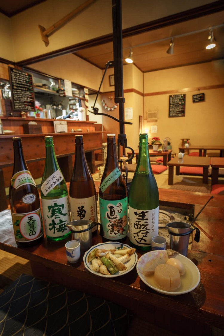 常時ある「天覧山」「寒梅」(これは新酒)、「菊泉」「直実」「釜屋 生酛仕込」1杯120mlで400円〜(燗は150mlで+50円)。ねぎ塩炒め450円、おでん3点盛り500円。