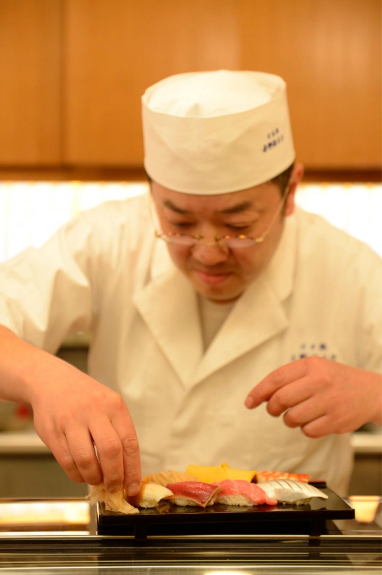 5代目。手元の仕事が美しい。