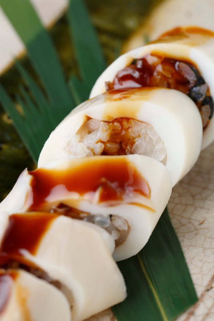 イカの歯応えと、酢飯に混ぜた海苔の香りが後を引く、印籠詰め1300～1500円。