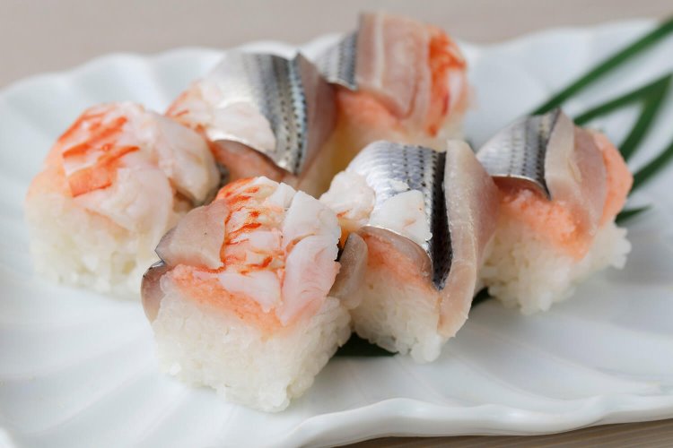  車エビとコハダが斜めに巻かれた手綱巻き2500円。コハダは、時季によりキスや小ダイに。