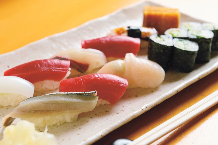 ランチの1人半前1800円。握りの佇まいが美しい。