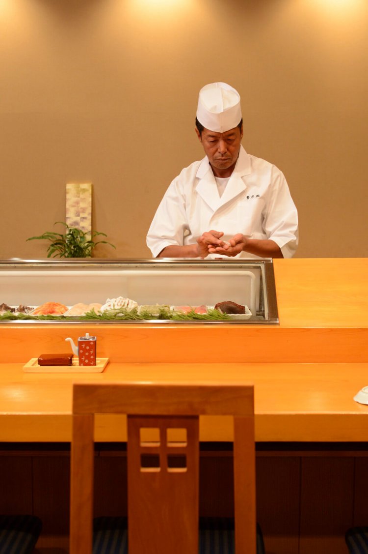 「寿司は対人。ご高齢の人には小ぶりに握るなど、気遣いを大切にしてます」と3代目。