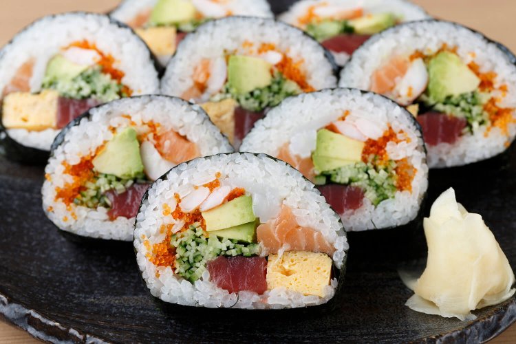 どこを食べても旨い！とちの木巻1800円。中心まで巻き込む海苔が支えになり、かぶりついても崩れない。