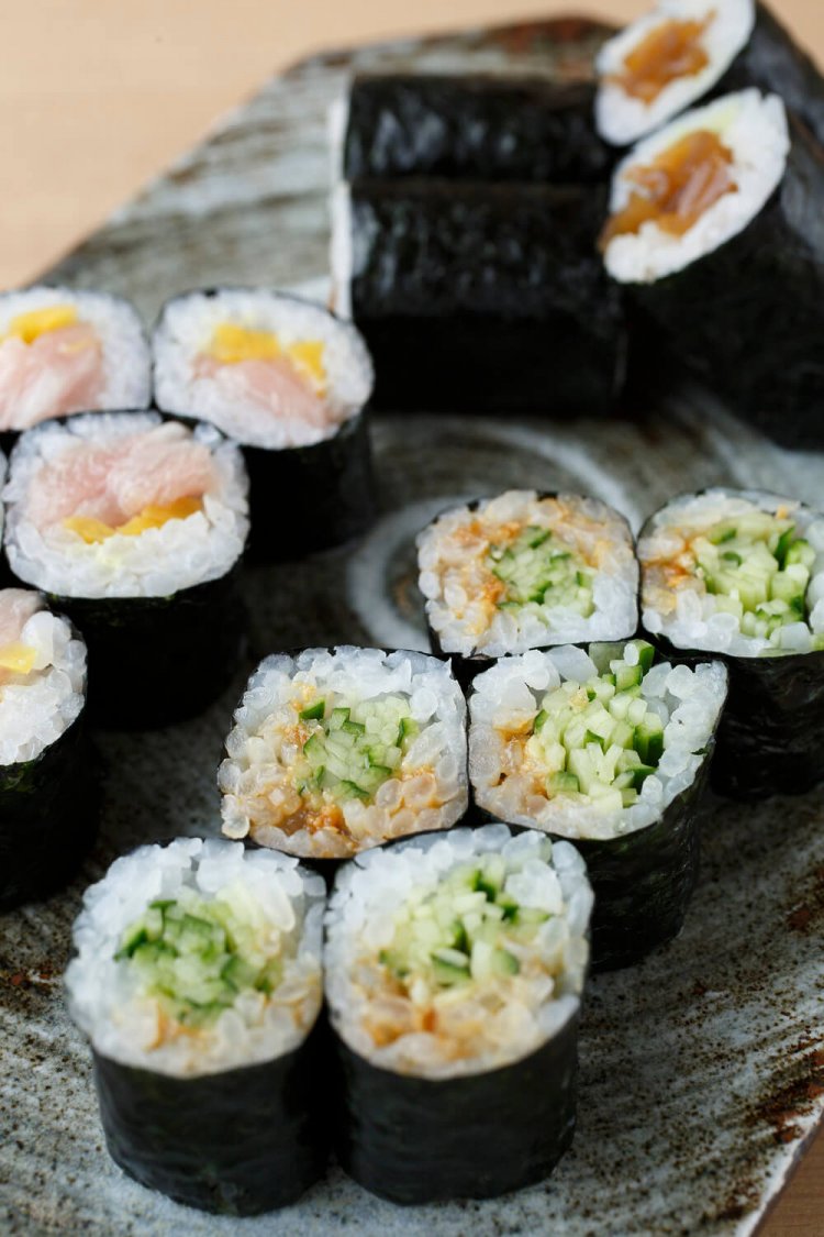 女将が仕込む味噌で味噌カッパ巻300円、トロたく巻1000円、かんわさ300円はツマミに最適。