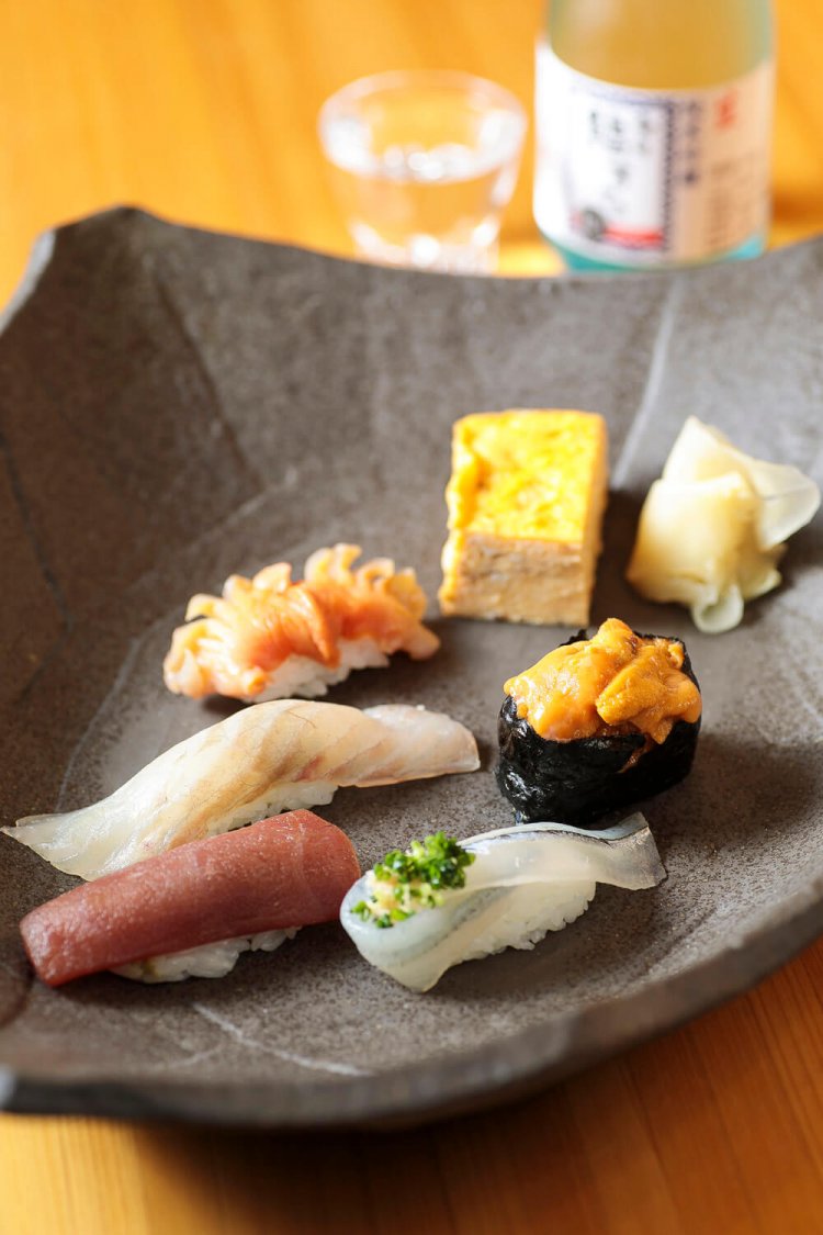 5000円のおかませより。野菜尽くしの前菜の後、にぎり8～10貫が供される。