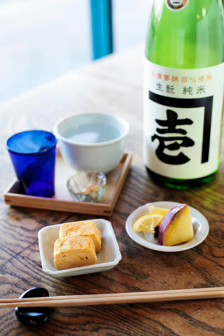 全メニューに付く、だし巻き卵とおかず１品。そばを待ちながら日本酒1合600円をちびちび。