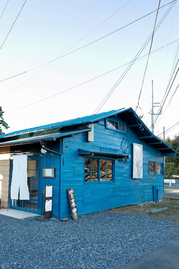 屋根上まで青い！