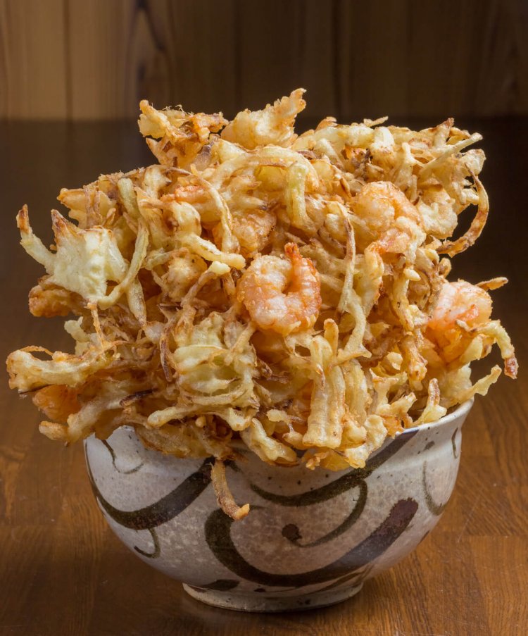 かきあげ天ぷらうどん1540円（麺とかき揚げは通常別盛り）。かき揚げ単品550円。