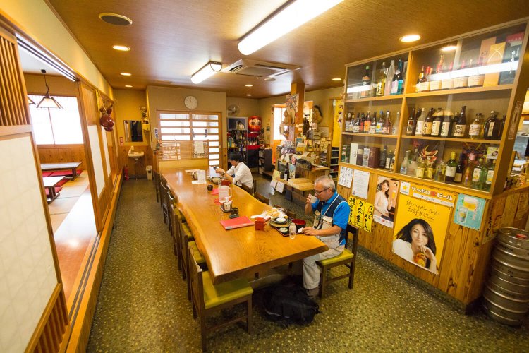 小上がりもある店内。酒や一品料理も豊富。