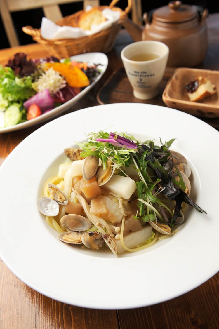 お昼ごはんセット1250円は、ウェルカムティー、サラダ、選べる週替わりのメイン（写真は大根、白菜、あさりのパスタ、バゲット付き）、ドリンク付き。