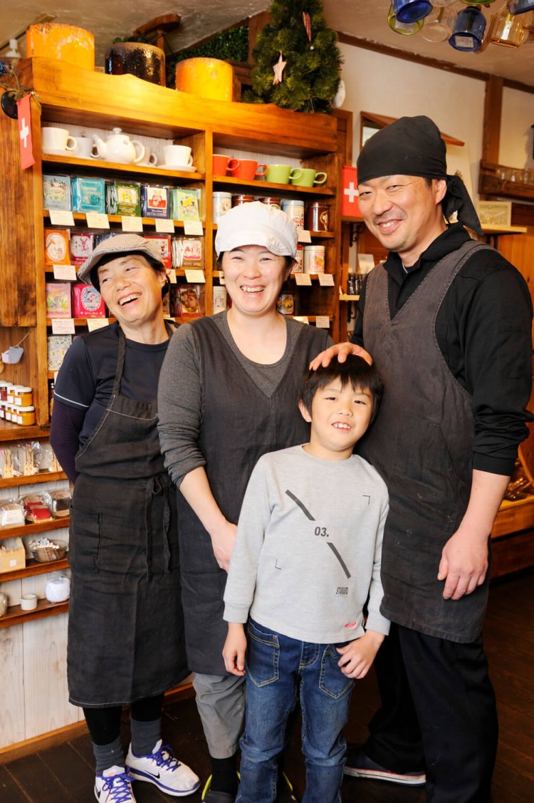 服部一家。この日長男・義父は欠席。