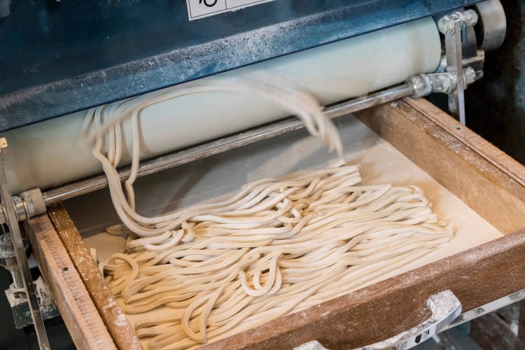 大切に使い続けているレトロな製麺機。「ちょっと調子が悪いときもあるけど、ね。ふふ」