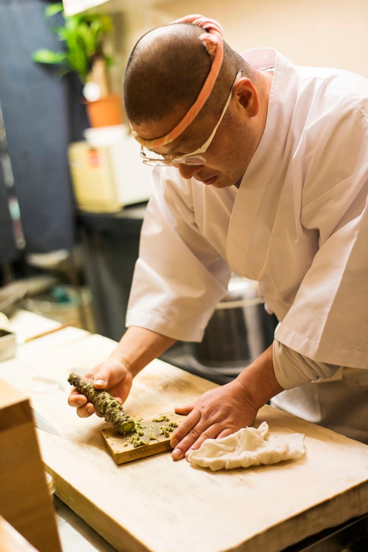 中伊豆から取り寄せる真妻（まづま）種のワサビをおろす、鈴木さん。