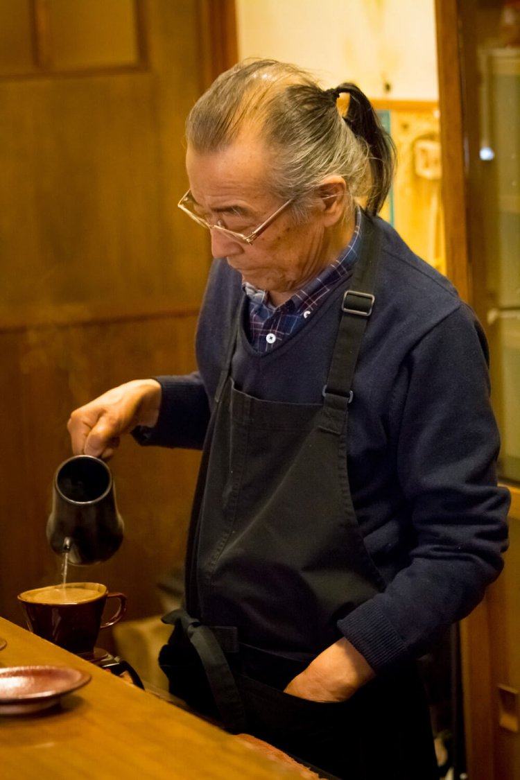 奥様と一緒にケーキも作る清水さん。