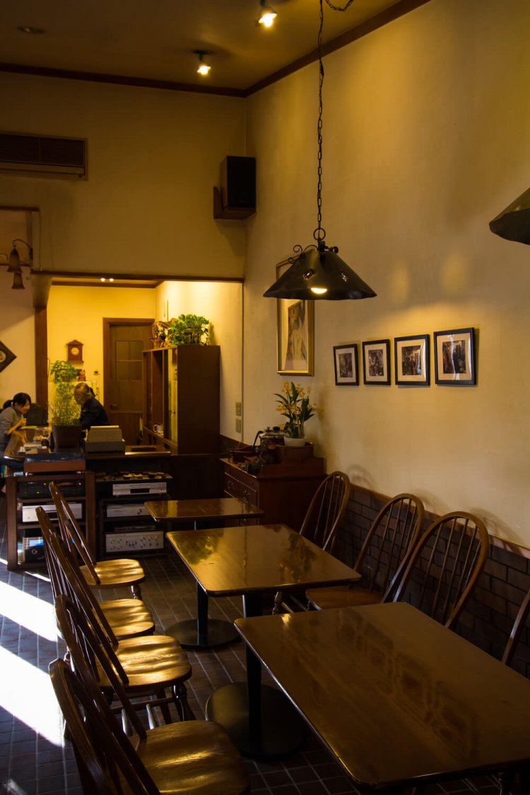 音響を考えて設計された天井の高い店内。