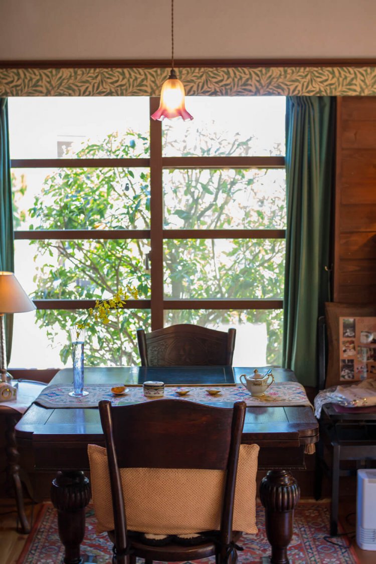 店内のイスやテーブルはアンティークだ。