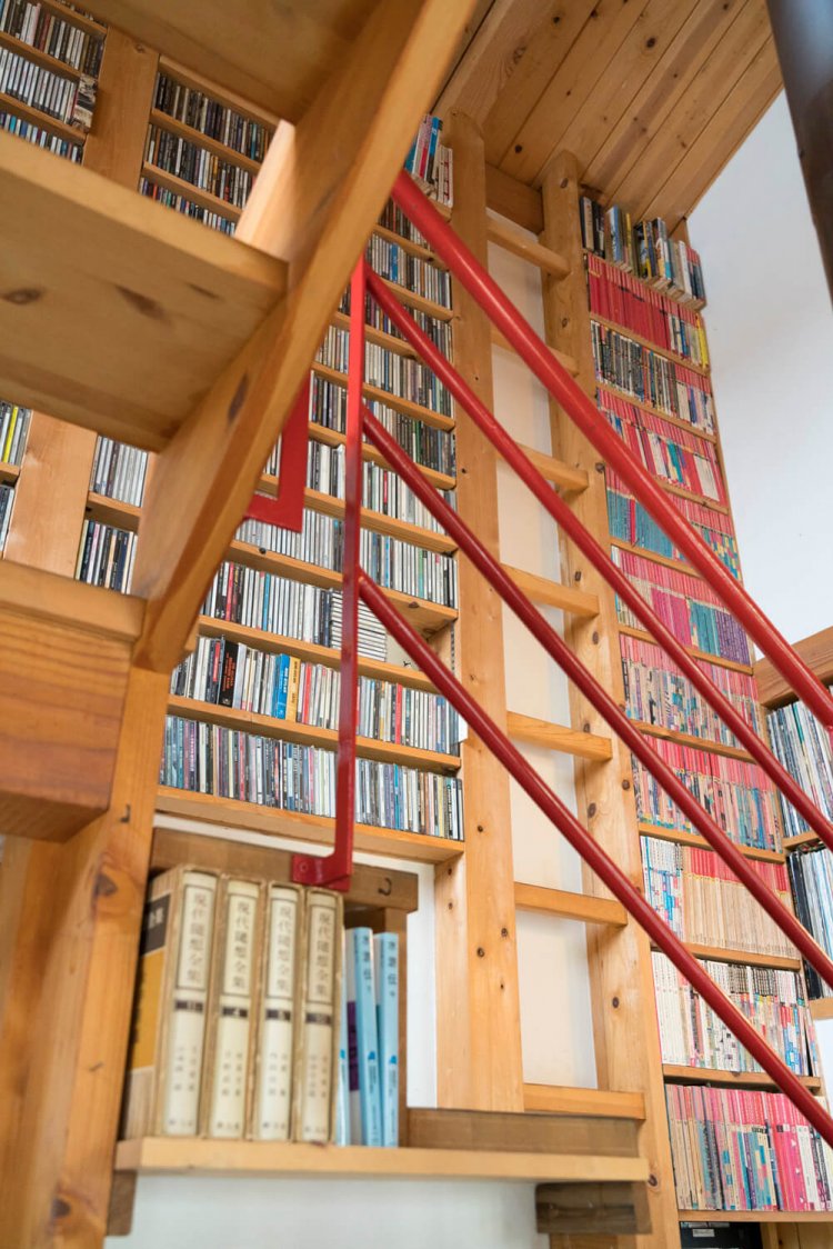 中2階へ至る階段脇には、ロック、ジャズ、クラシックのレコードがぎっしり。