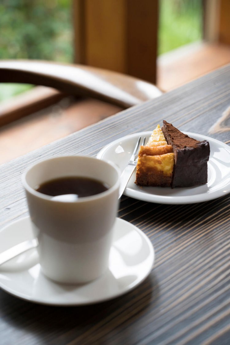 ケーキセット700円のケーキはチーズとチョコの2種。