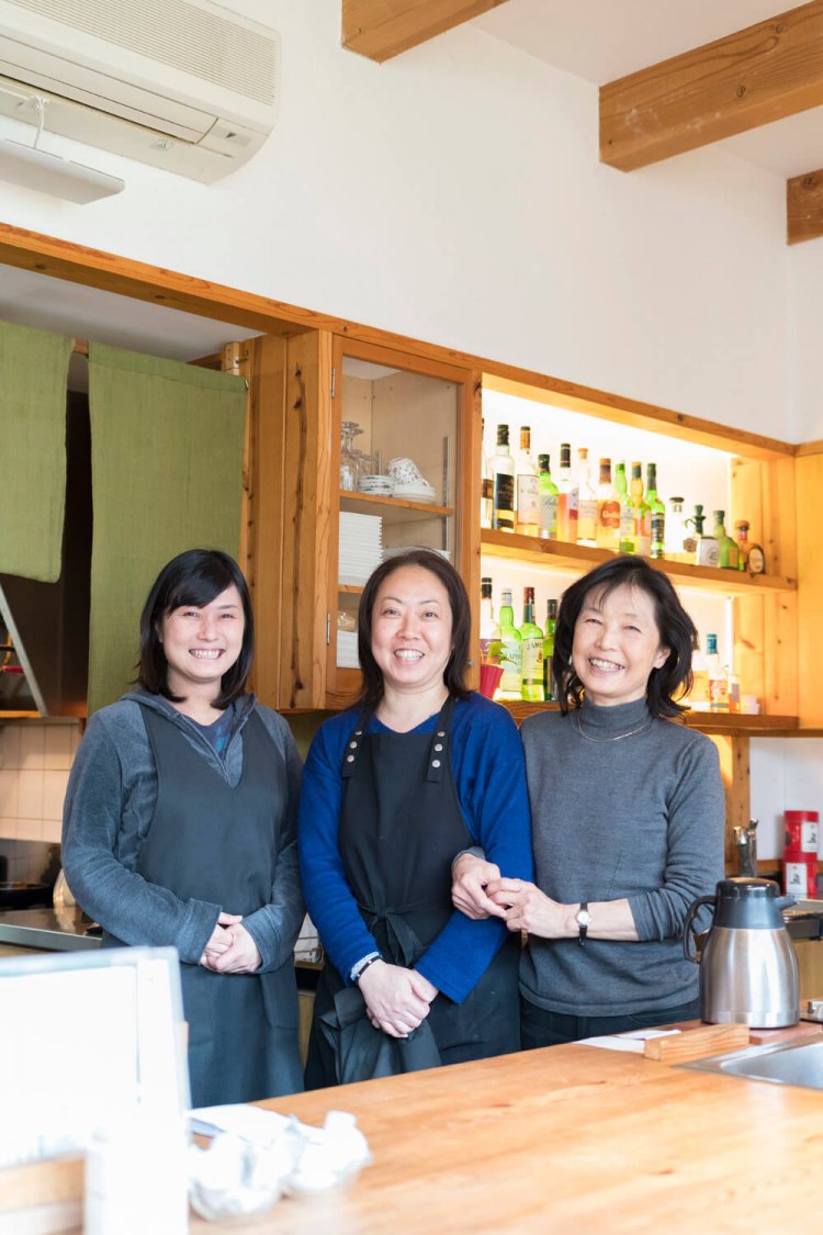 左から娘の直さん、スタッフの和美さん、徳枝ママ。