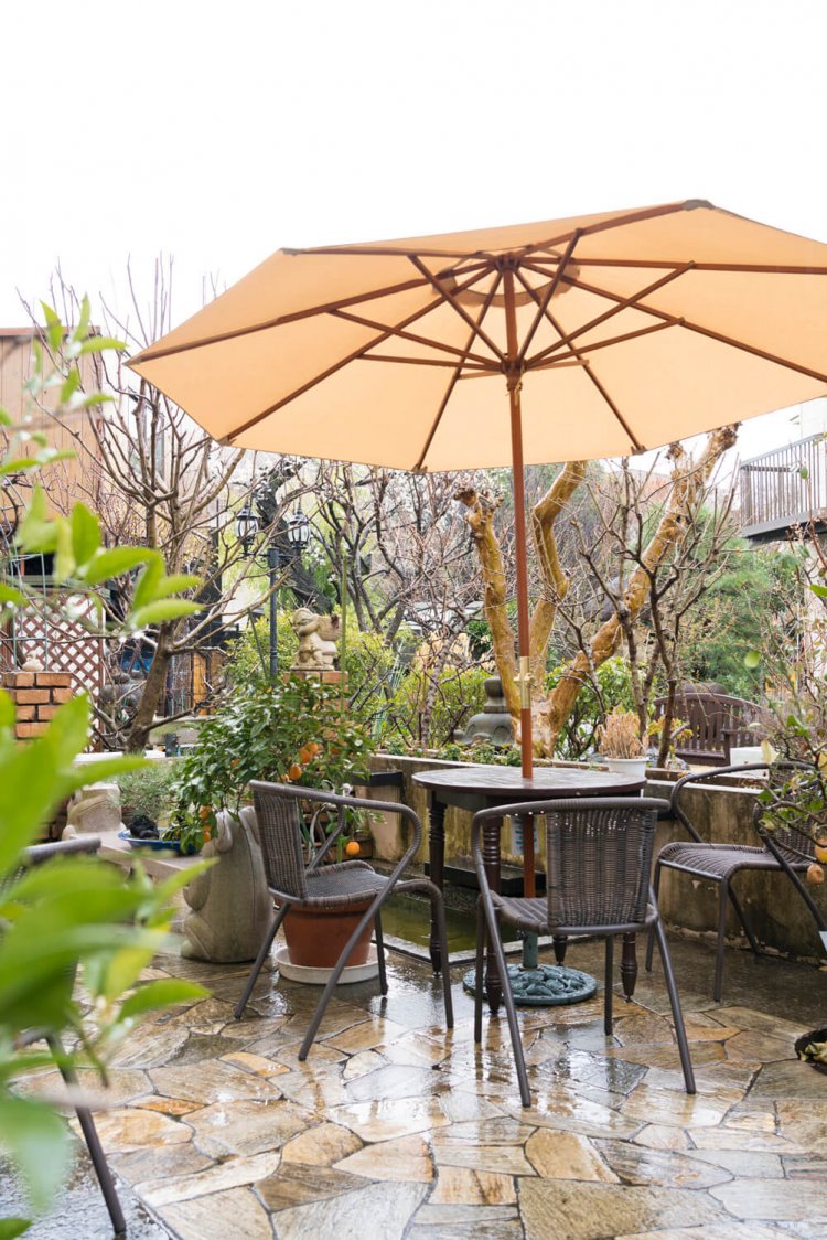 四季を通じて果樹の花や緑で彩られる。実りはメニューに使われることも。