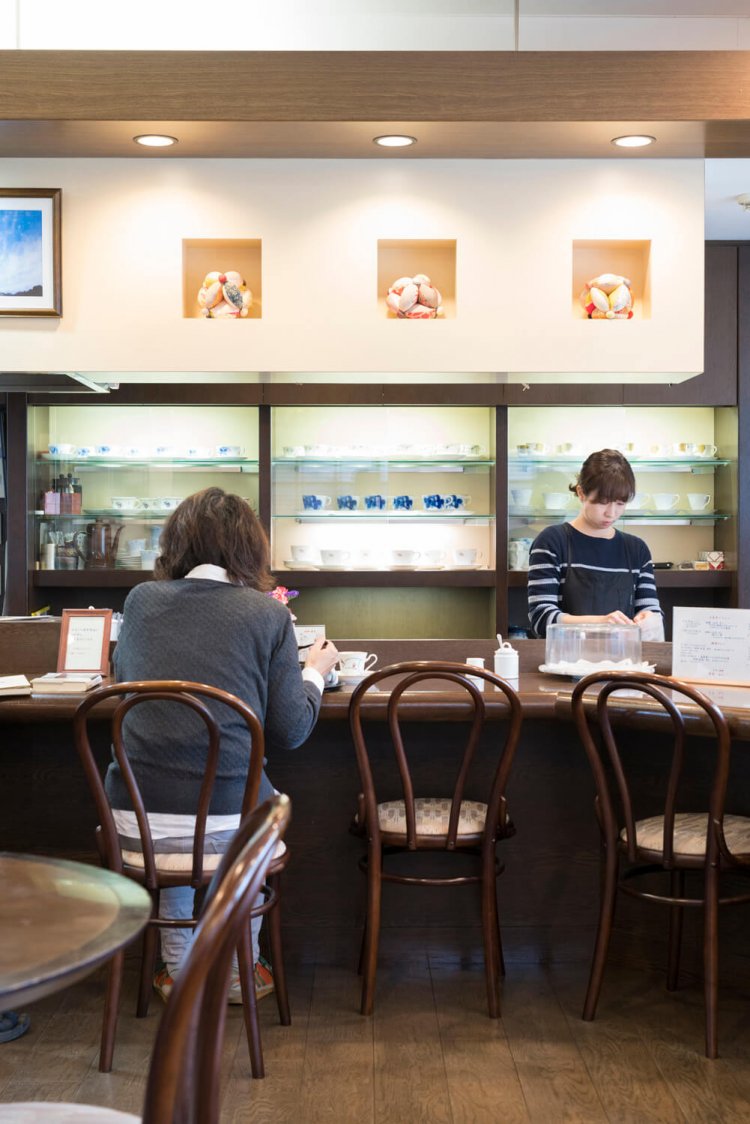 ゆったりした店内。ハヤシライスなどの軽食も人気。