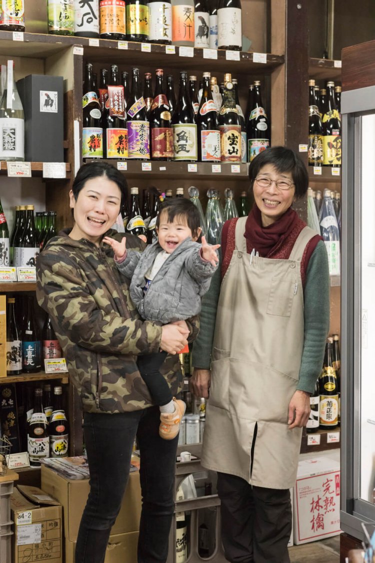 隣の佐々木酒店は今も親戚が営む。「店で扱う日本酒は佐々木酒店と相談して決めます」と直子さん（左）。